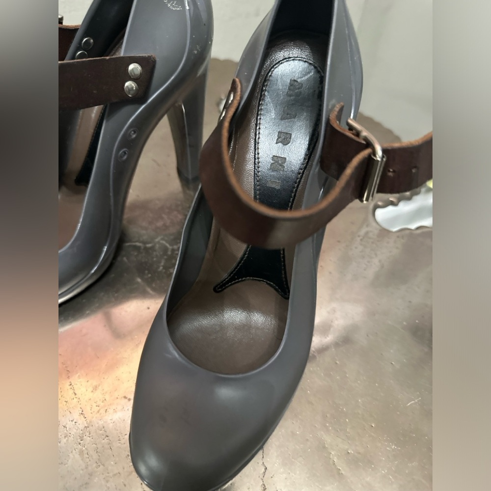 Sleek & Stylish Marni Pumps. In excellent condition, size 38